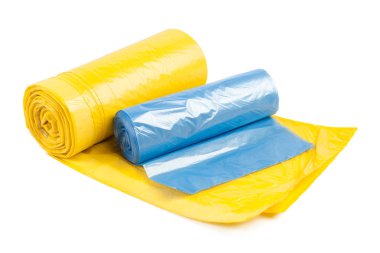 Beyaz arka plan üzerinde izole plastik çöp torbaları rulo