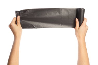 Beyaz arka plan üzerinde izole çöp torbası tutan eller kadın