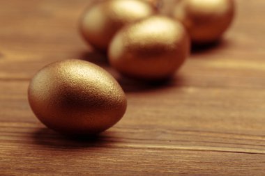 ahşap masa üzerinde altın yumurta yakın çekim