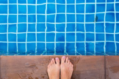 Havuzda güzel kadın bacakları.