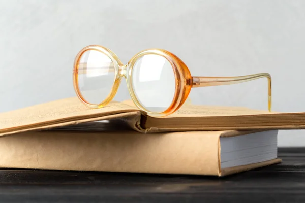 Óculos Livro Mesa — Fotografia de Stock