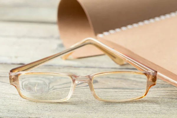 Bloco Notas Óculos Mesa — Fotografia de Stock