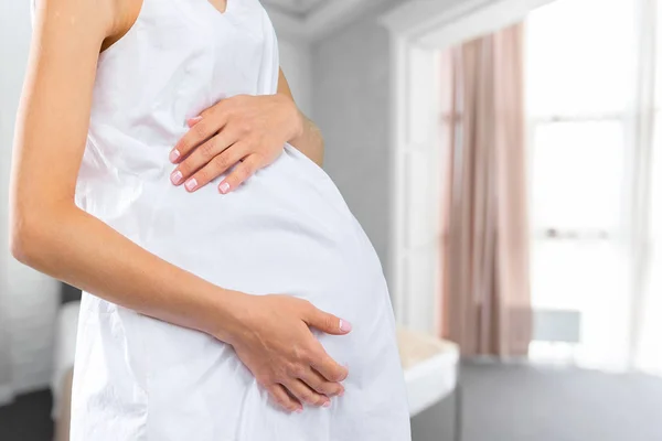 Porträt Der Jungen Glücklich Lächelnden Schwangeren — Stockfoto