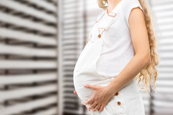 Portret Van Jonge Vrolijke Glimlachende Zwangere Vrouw — Stockfoto