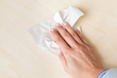 El kağıt havlu ile Temizleme