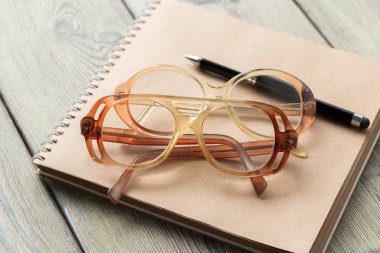 Not defteri ve gözlük masada