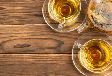 Ahşap masa üzerinde sabah çay bardak 