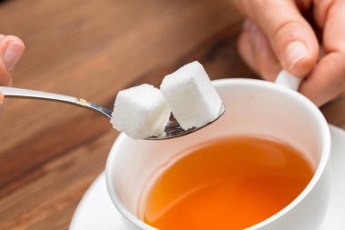 sabah çay, ahşap masa arka plan ile eller