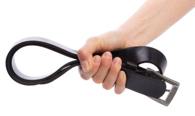 Ceza için deri kemer beyaz arka plan üzerinde tutan el