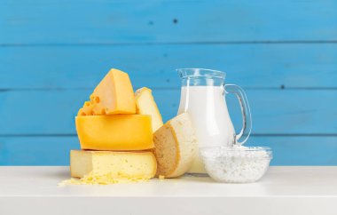 peynir ahşap masa üzerinde farklı türde yakın çekim