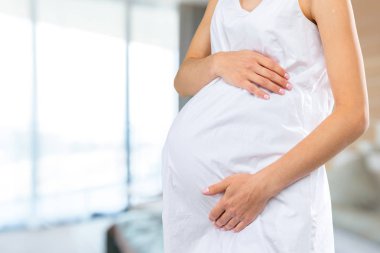 Mutlu gülümseyen hamile kadının portresi.