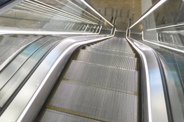 Modern yürüyen merdiven elektronik sistemi hareket ediyor