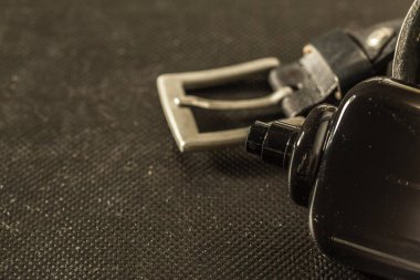 Erkek parfüm karanlık bir arka plan üzerine bir şişe.