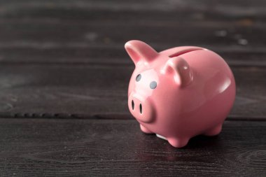 Kumbara eski ahşap arka plan üzerinde