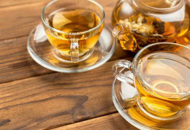 Ahşap masa üzerinde sabah çay bardak 