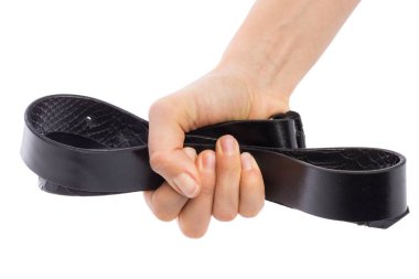 Ceza için deri kemer beyaz arka plan üzerinde tutan el