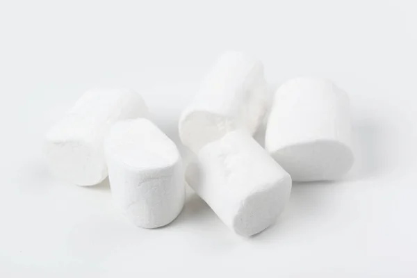 Marshmallow Blanco Esponjoso Sobre Fondo Blanco — Foto de Stock