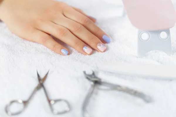 Vrouw Hand Ontvangen Een Manicure Schoonheidssalon — Stockfoto