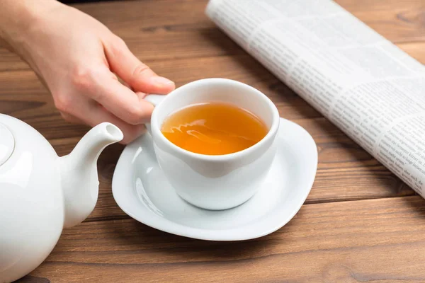 Női Kéz Csésze Reggel Tea Fából Készült Asztal Háttere — Stock Fotó