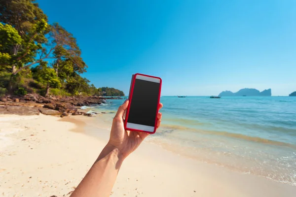 Рука Жінки Тримає Білий Мобільний Телефон Красивим Свіжим Морем Блакитним — стокове фото