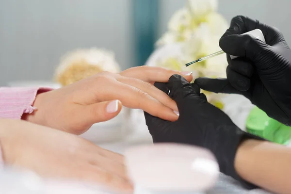 Vrouw Handen Ontvangen Een Manicure Schoonheidssalon — Stockfoto