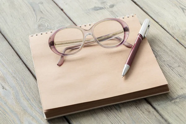 メモ帳とテーブルの上の眼鏡 — ストック写真