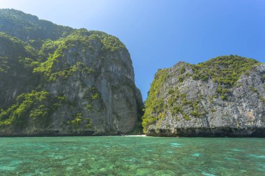 kayalar ve deniz arka plan üzerinde Kapat