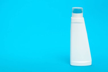 Plastik şişe üzerinde mavi arka plan izole kapatmak 