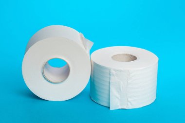 Arka planda, tuvalet kağıdı unrolling yakın çekim