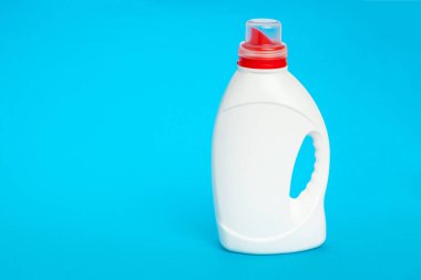 mavi arka plan üzerinde plastik şişe yakın çekim 