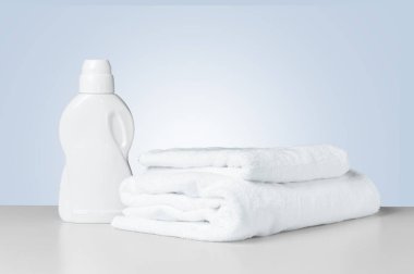 Katlanmış beyaz spa havlu yığını