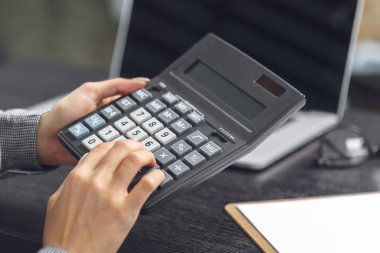 ofiste çalışan iş kadın