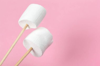 Pembe bir arka plan üzerinde kabarık beyaz krema