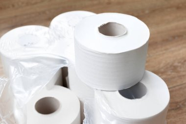 Tuvalet kağıdı ahşap arka plan üzerinde Kapat