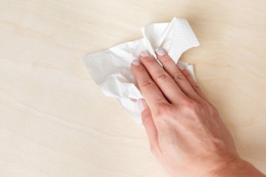 El kağıt havlu ile Temizleme