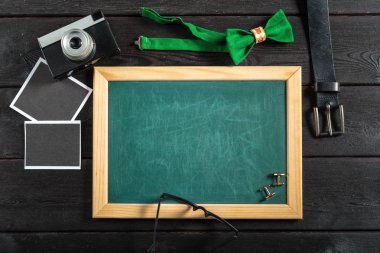 Mutlu baba gün konsepti üzerine ahşap masa