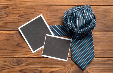 Mutlu baba gün konsepti üzerine ahşap masa