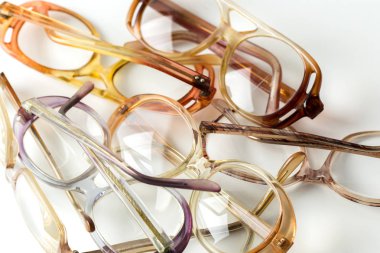 Gözlükler beyaza izole edilmiş.