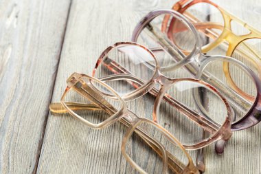 ahşap masa gözlük