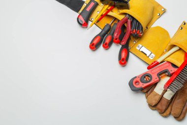 Beyaz arka plan üzerinde birçok araçları kapat