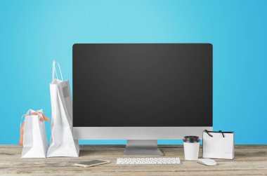 Çalışma alanı tablosu üzerinde modern masaüstü bilgisayar ile