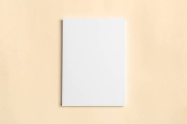 ahşap masa üzerine beyaz kağıt yaprak