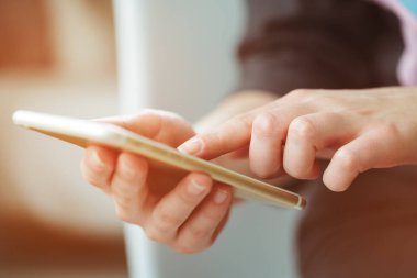 Akıllı telefon mesaj yazarak kadın