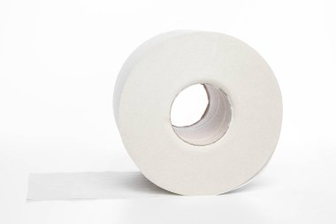 Beyaz arkaplanda tuvalet kağıdı rulosu