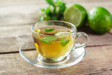 siyah çay nane ile ahşap bir masaya bırakır