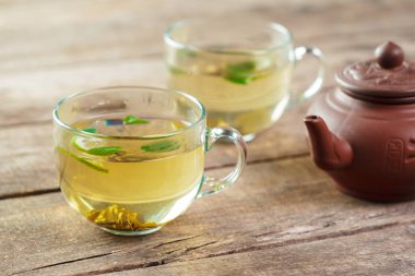 siyah çay nane ile ahşap bir masaya bırakır