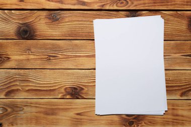 ahşap masa üzerine beyaz kağıt yaprak