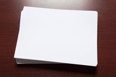 ahşap masa üzerine beyaz kağıt yaprak