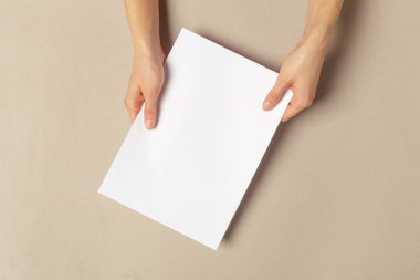 Kağıtları a4 boyutunda holding eller