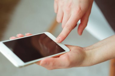 Akıllı telefon mesaj yazarak kadın